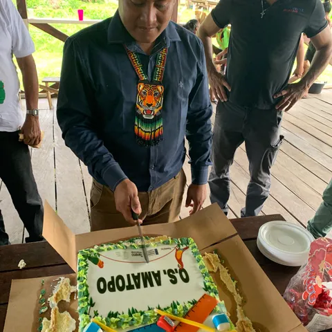 Granman Toeroemang snijdt de feesttaart aan voor O.S. Amatopo