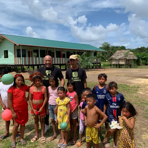 Dean Gorré met kinderen uit het dorp voor de nieuwe school