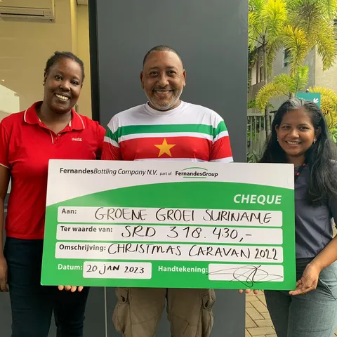 Christio Wijnhard, centre, holding the donation cheque with Ayida Slooten, left, and Kimberly Sanrawi, right, of Fernandes Bottling Company