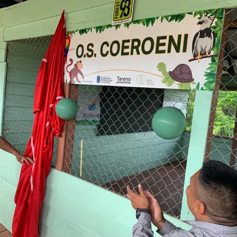 Het naambord van O.S. Coeroeni wordt onthuld