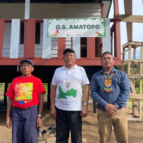De kapiteins van Amatopo en granman Jimmy Toeroemang bij de opening van de school in Amatopo
