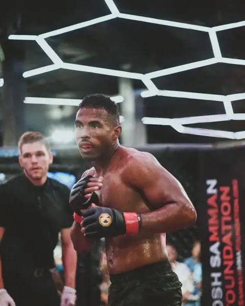 Shaquille van Zichem in de MMA-kooi, met vechthandschoenen aan