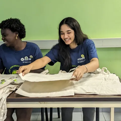 Two Change Agents at a workshop table covered with reusable bags
